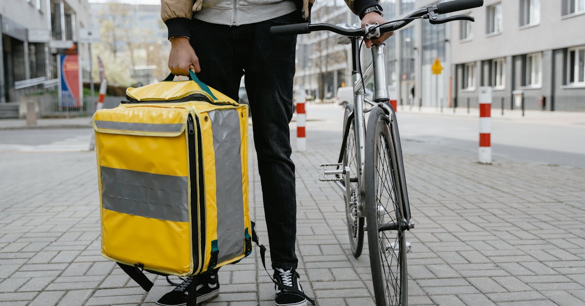Entregador em moto fazendo entrega urbana em São Paulo