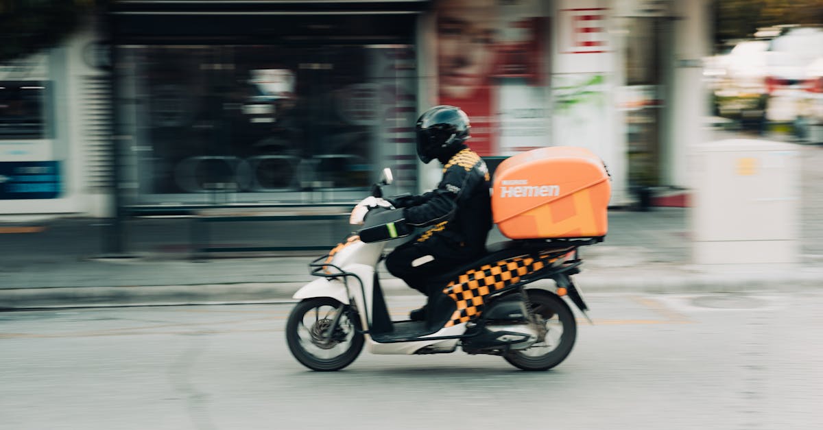 Motoboy realizando entrega rápida em área urbana