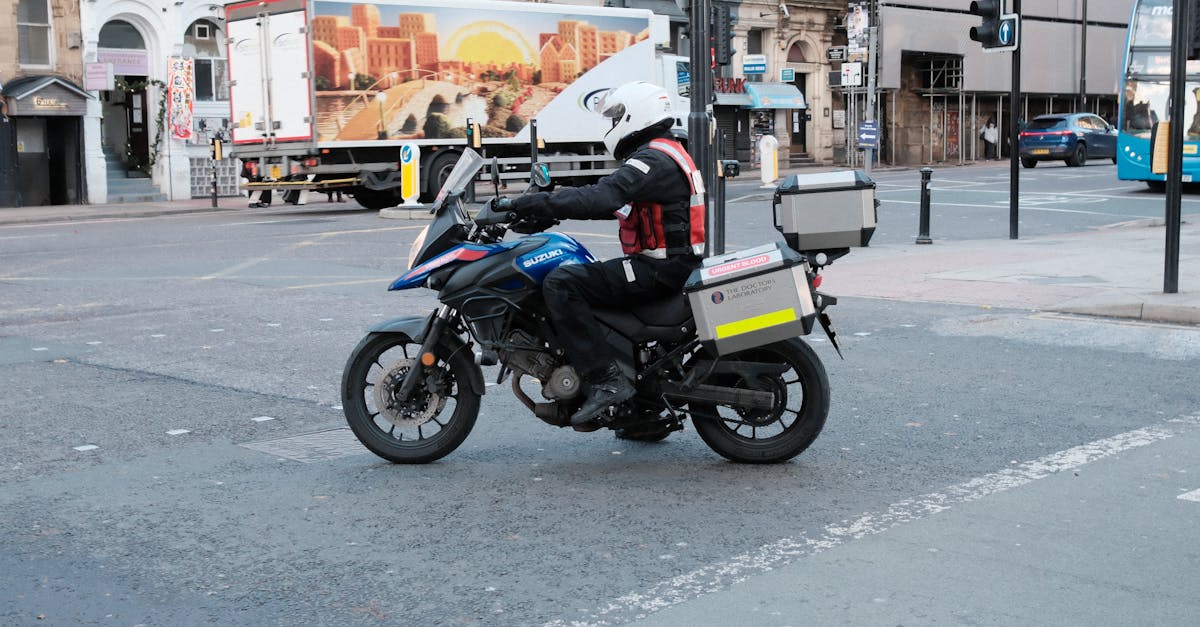 Motoboy realizando entrega urbana com bag térmica em rua movimentada de São Paulo