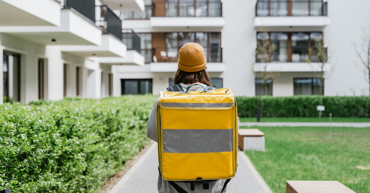 Entregador organizando pacotes para distribuição em centro de distribuição urbano